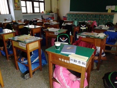 學生遵照防災執行