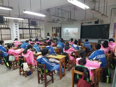 學生專心欣賞防災相關宣導影片。