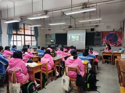學生認真觀賞防災宣導影片，並聆聽講師教授之內容