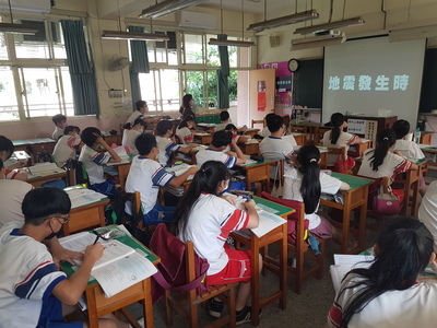 學生觀賞相關防災宣導影片