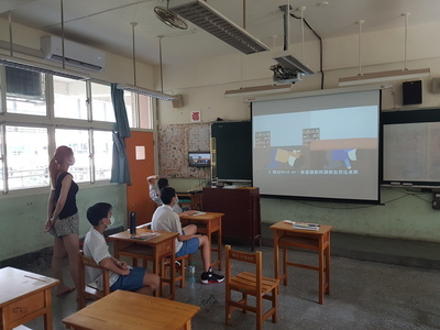 學生觀賞相關防災宣導影片