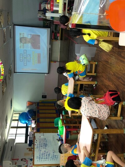 幼兒園學生觀賞防災相關影片